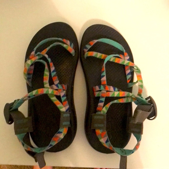 These are chaco they are great water shoes and they are very comfortable. - Picture 1 of 3